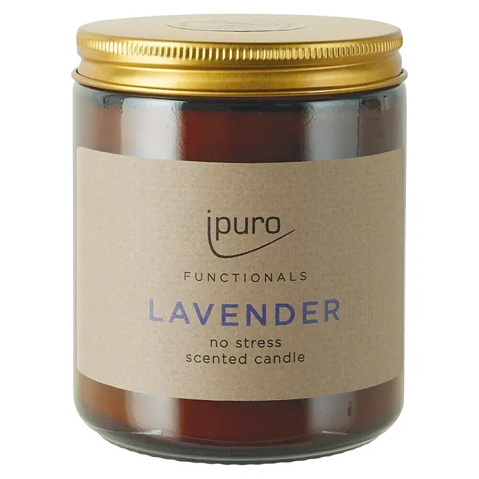 Ipuro Functionals Duftkerze - Lavender, 200 g, Im Glas - Nahaufnahme einer 'jpuro' Lavendel Duftkerze in einem braunen Glas mit goldenem Deckel, die für Entspannung und Stressabbau beworben wird.