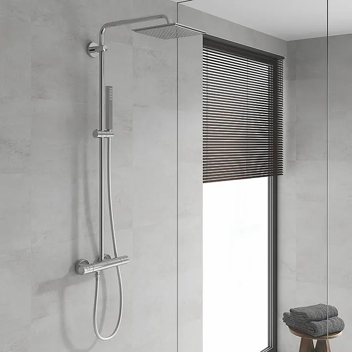 Grohe Euphoria Duschsystem XXL 230 - Mit Thermostatarmatur, Lochabstand: 101,6 cm, Anzahl Strahlarten: 1 Stk., Chrom - Chrom-Duschsystem mit quadratischem Regenduschkopf, Handbrause und Thermostatmischer.