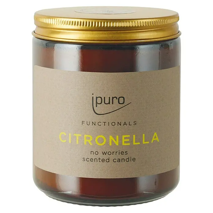 Ipuro Functionals Duftkerze - Citronella, 200 g, Im Glas - Nahaufnahme einer Ipuro Citronella Duftkerze in einem braunen Glasgefäß mit goldenem Deckel und einem schlichten, natürlichen Etikett.