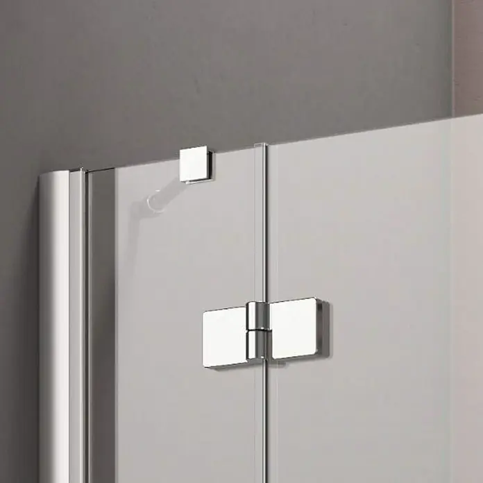GEO Hit Eckdusche B-E310 - L x B x H: 120 x 90 x 202,2 cm, Unbeschichtet, Silber, Glasstärke: 6 mm - Detailaufnahme einer Duschkabine mit eleganten Chrombeschlägen, die Funktionalität und modernes Design vereinen.