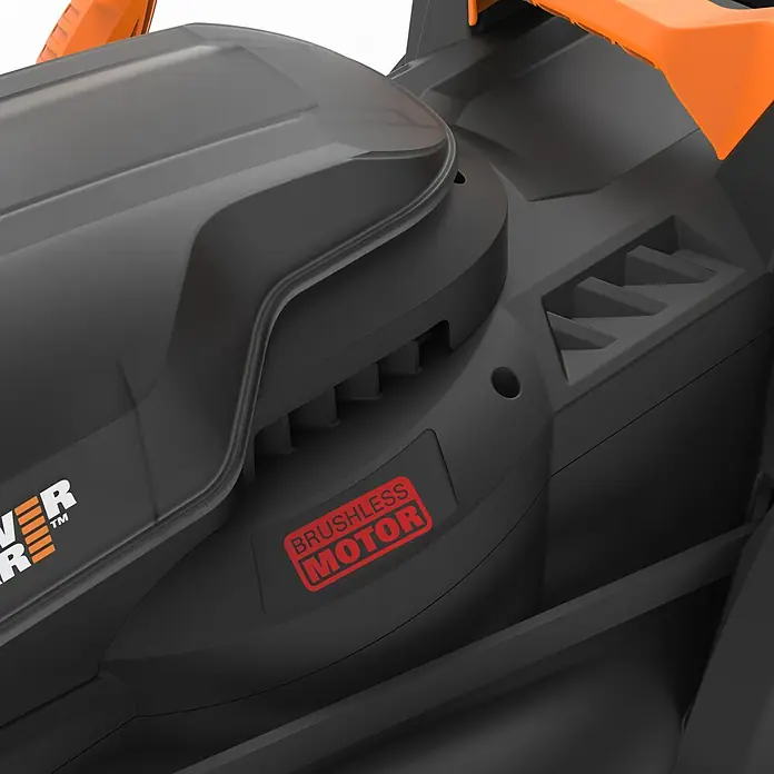 Worx PowerShare 20V Akku-Rasenmäher WG733E - 20 V, 1 Akku, 4 Ah, Schnittbreite: 33 cm - Nahaufnahme eines Rasenmähers mit bürstenlosem Motor, der auf dem Gehäuse hervorgehoben ist, in Grau und Orange.