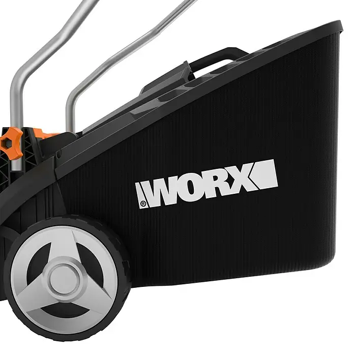 Worx PowerShare 20V Akku-Rasenmäher WG733E - 20 V, 1 Akku, 4 Ah, Schnittbreite: 33 cm - Detailansicht des Worx Rasenmähers mit Fangkorb und Rad. Der Fangkorb ist schwarz und trägt das Worx Logo.