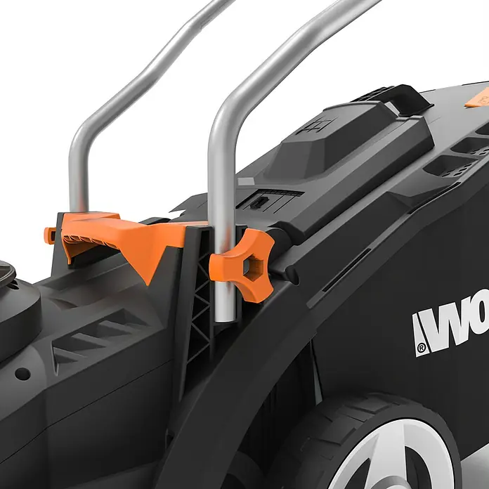Worx PowerShare 20V Akku-Rasenmäher WG733E - 20 V, 1 Akku, 4 Ah, Schnittbreite: 33 cm - Nahaufnahme eines Worx Rasenmähers, der orangefarbene Akzente an den Griffen und Bedienelementen aufweist und für moderne Gartentechnik steht.