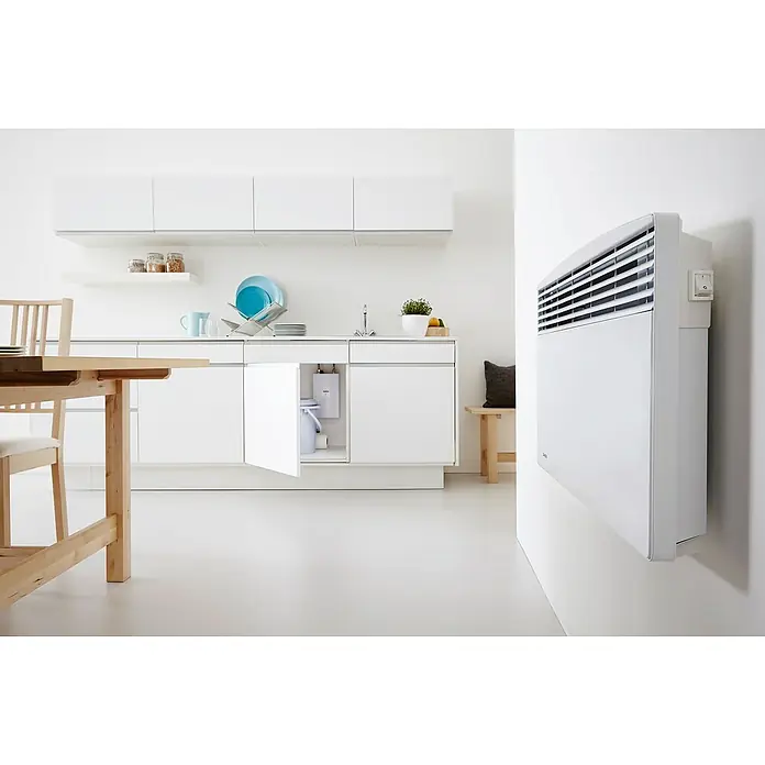Zanker Durchlauferhitzer DE 13 KE - 13,5 kW, Elektronisch, Geschlossen, 6,4 l/min - Ein moderner, weißer Wandheizkörper von Stiebel Eltron hängt an einer weißen Wand in einer Küche. Er sorgt für Wärme und Komfort im Raum.