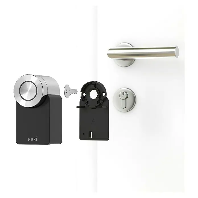 Nuki Cerradura electrónica Smart Lock 4 Pro - L x An x Al: 6 x 6 x 11 cm, Bluetooth, Negro - Nuki Smart Lock con materiales de montaje frente a una puerta con manija y cerradura. La cerradura electrónica ofrece seguridad moderna.