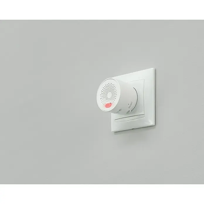 Garza Detector de gas Smart WiFi - Ø x Al: 4,5 x 7,5 cm, 70 dB - Sirena/sensor inteligente blanco con frontal perforado y luz roja, enchufado a una toma de corriente.