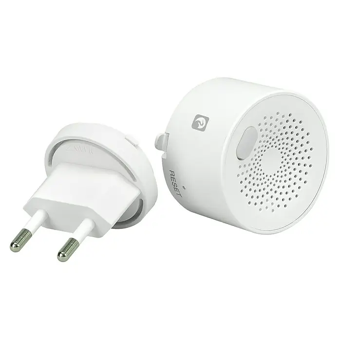 Garza Detector de gas Smart WiFi - Ø x Al: 4,5 x 7,5 cm, 70 dB - Dos dispositivos electrónicos blancos: un hub domótico cilíndrico con rejilla de altavoz y un adaptador de corriente europeo de dos pines.