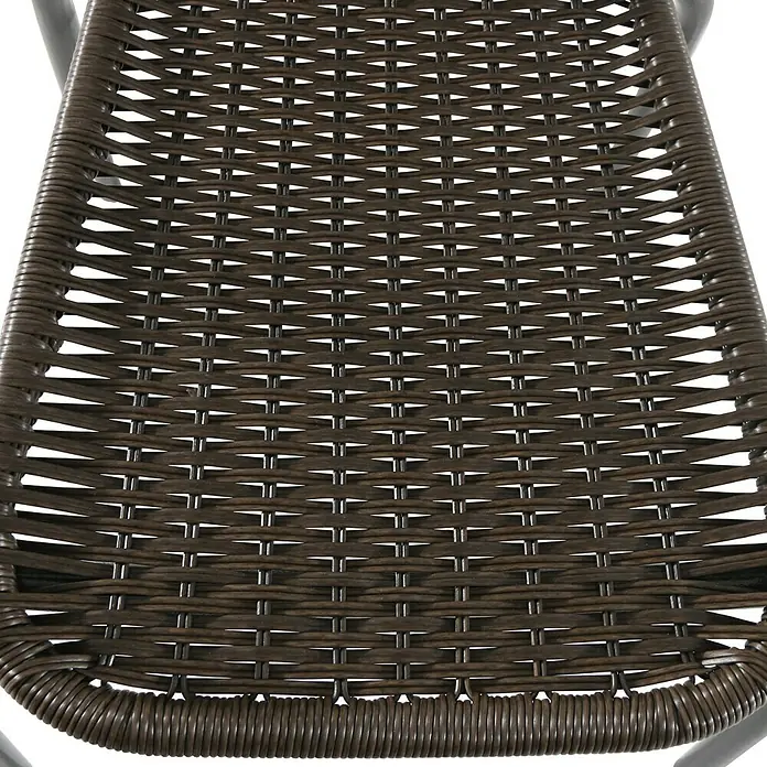 Sunfun Silla de jardín Melisa - Marrón, Acero/Ratán sintético, Apilable - Primer plano de una silla de ratán marrón que muestra su intrincado patrón tejido y construcción duradera.