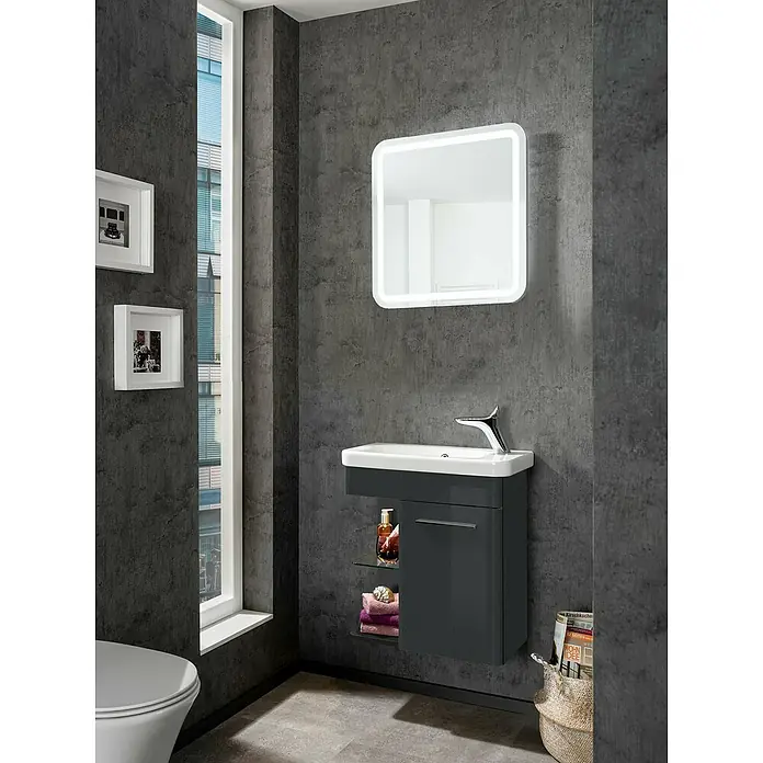 Camargue Faro Mini Badmöbel-Set - Gesamtbreite Badmöbel: 55 cm, Grafit, Glänzend, 3 -tlg. - Ein modernes Badezimmer-Interieur mit einem stilvollen, grauen Waschtischunterschrank, einem beleuchteten Spiegel und dekorativen Elementen.