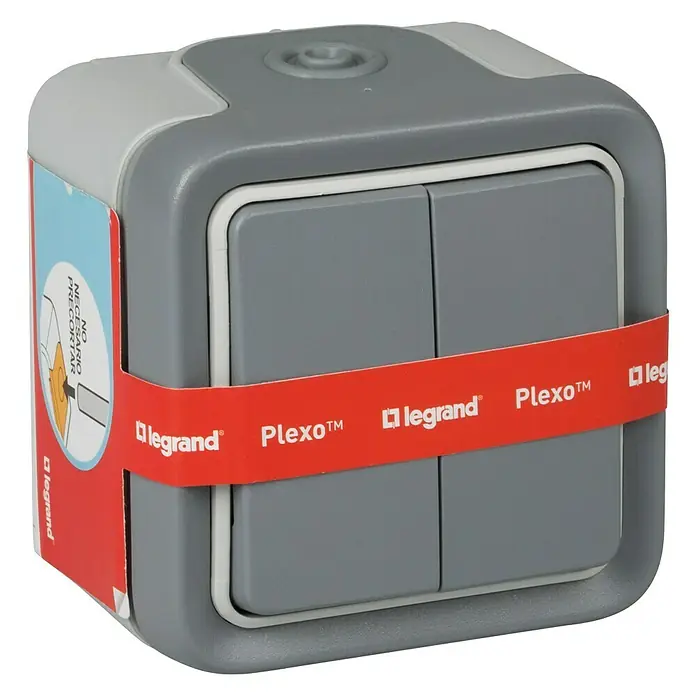 Legrand Plexo Interruptor/Conmutador doble - Gris, Montaje en la pared - Primer plano de un interruptor de luz doble Legrand Plexo, ideal para exteriores o ambientes húmedos, con banda roja.