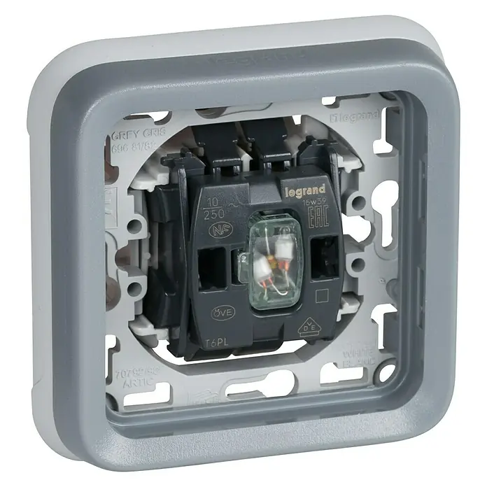 Legrand Plexo Pulsador para estancias con humedad con luz - Gris, Instalación empotrada, IP55 - Primer plano de una tapa de interruptor Legrand gris y blanca, que muestra un diseño robusto y moderno para instalaciones eléctricas.