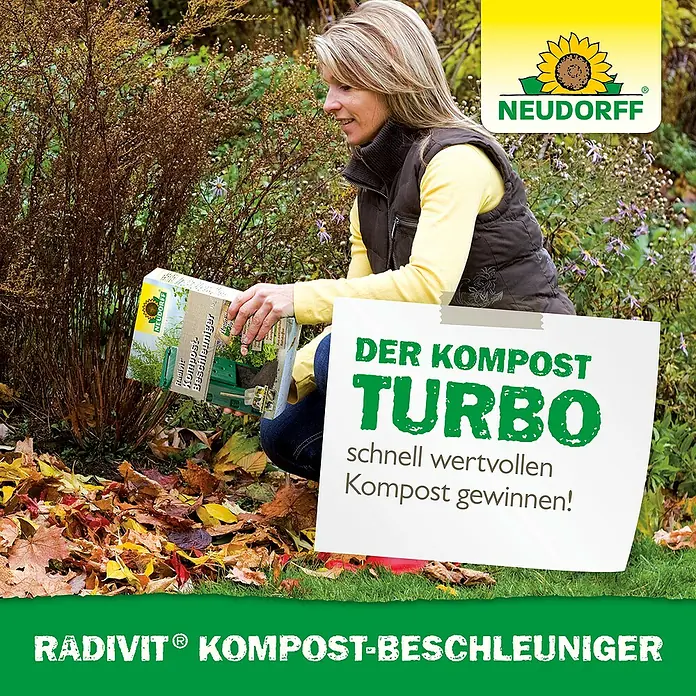 Neudorff Kompostbeschleuniger Radivit - 1 kg - Frau gießt Radivit Kompost-Beschleuniger in einem Garten mit Herbstlaub. Der Fokus liegt auf dem Produkt und der Gartenszene.