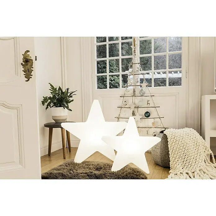8 Seasons Design Shining LED-Stern Star - Weiß, Durchmesser: 80 cm, Polyethylen, 9 W - Das Bild zeigt zwei leuchtende Sternleuchten in verschiedenen Größen auf einem Fellteppich, die eine gemütliche Atmosphäre schaffen.