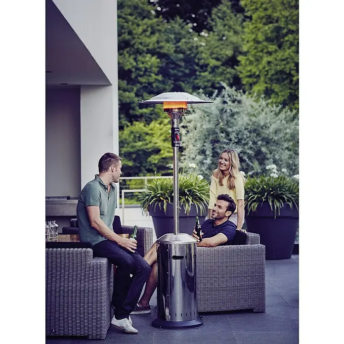 Enders Estufa de exterior Elegance - Potencia calorífica: 3,5 kW - 8 kW, Altura: 218 cm - Un calentador de patio con tres personas alrededor, ofreciendo calor y ambiente. El calentador es de metal con una base redonda.