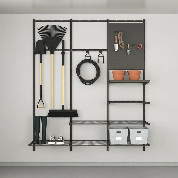 Elfa Garage+ by Elfa Regal-Set Garage -  - Dunkelgraues modulares Garagenregalsystem zur Organisation von Gartenwerkzeugen, Schlauch, Töpfen und Behältern mit Regalen, Haken und einer Lochwand.