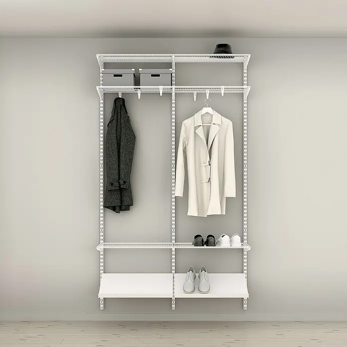 Elfa Classic by Elfa Wandregal-Set Garderobe - H x B x T: 214 x 125 x 35 cm, Weiß, Stahl - Weißes modulares Drahtregal- und Hängesystem mit Mänteln, Schuhen und Aufbewahrungsboxen, an der Wand montiert.