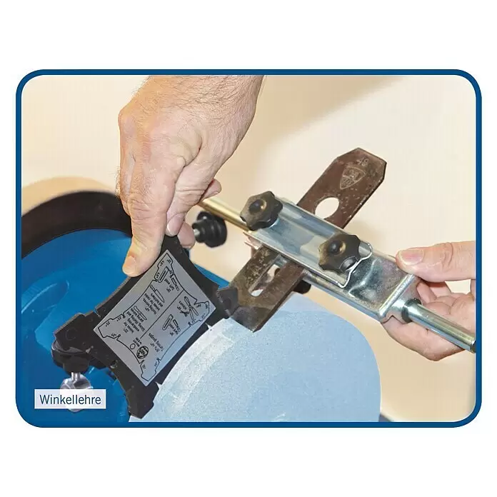Scheppach Afiladora al agua TiGer 2000 S - 120 W - Persona usa una guía de afilado para dirigir una hoja en una muela, ajustando el ángulo con un medidor de ángulo negro.