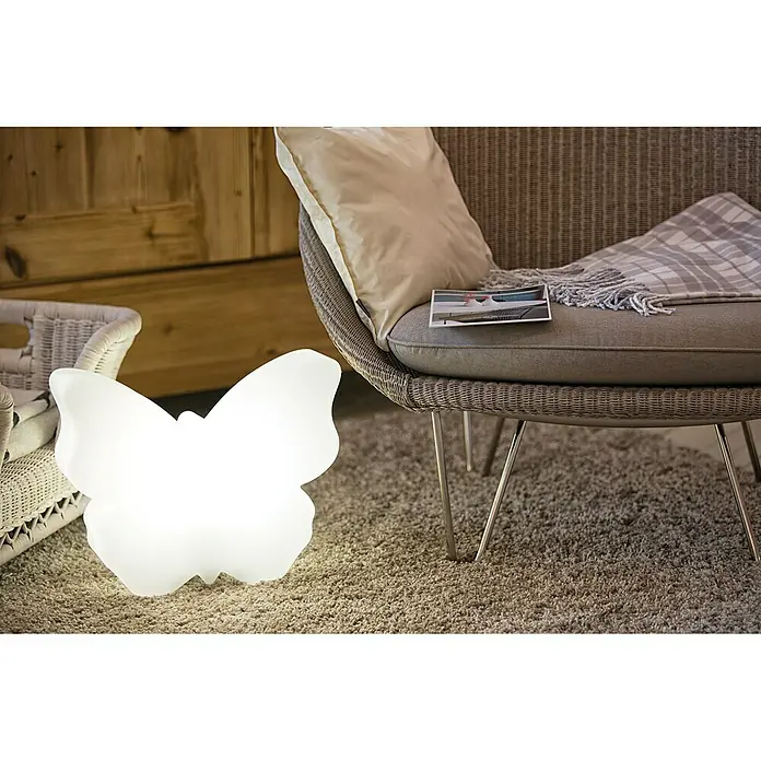8 Seasons Design Shining Dekoleuchte Butterfly - 9 W, Weiß, L x B x H: 10 x 40 x 32 cm - Leuchtender Schmetterling als dekorative Lampe neben einem Sessel. Die Lampe sorgt für eine gemütliche Atmosphäre im Raum.