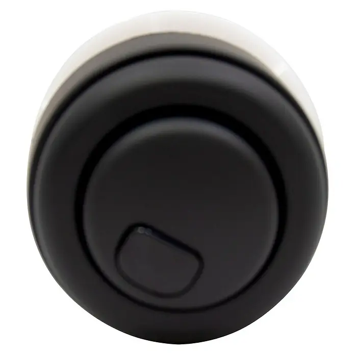 Pulsador de descarga doble - Negro - Primer plano de la tapa negra de una botella de agua con boquilla para beber.