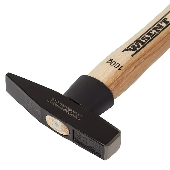 Wisent Schlosserhammer - 100 g, Holz Hickory - Nahaufnahme eines Wisent Schlosserhammers mit Holzgriff und schwarzem Kopf. Ideal für Handwerker und Heimwerker.