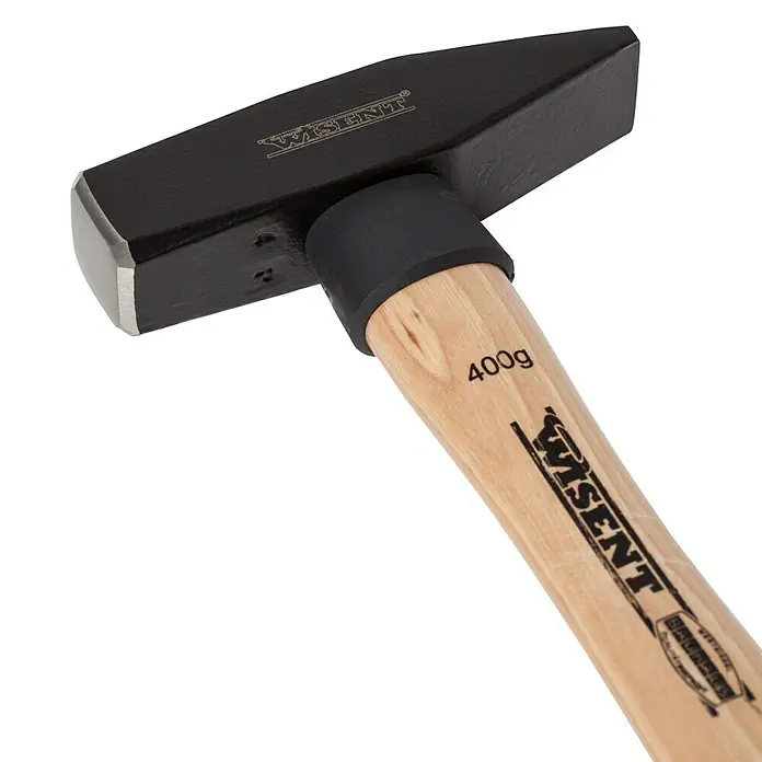 Wisent Martillo de cerrajero - 400 g, Acero, Mango de madera nogal - Primer plano de un martillo de cerrajero WISENT (400g) con mango de madera y cabeza negra, ideal para artesanos y aficionados al bricolaje.
