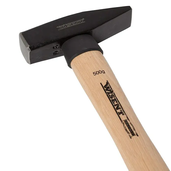Wisent Schlosserhammer - 500 g, Holz Hickory - Ein 500g Wisent Hammer mit schwarzem Kopf und hellem Holzgriff, ideal für Handwerker und Heimwerker.