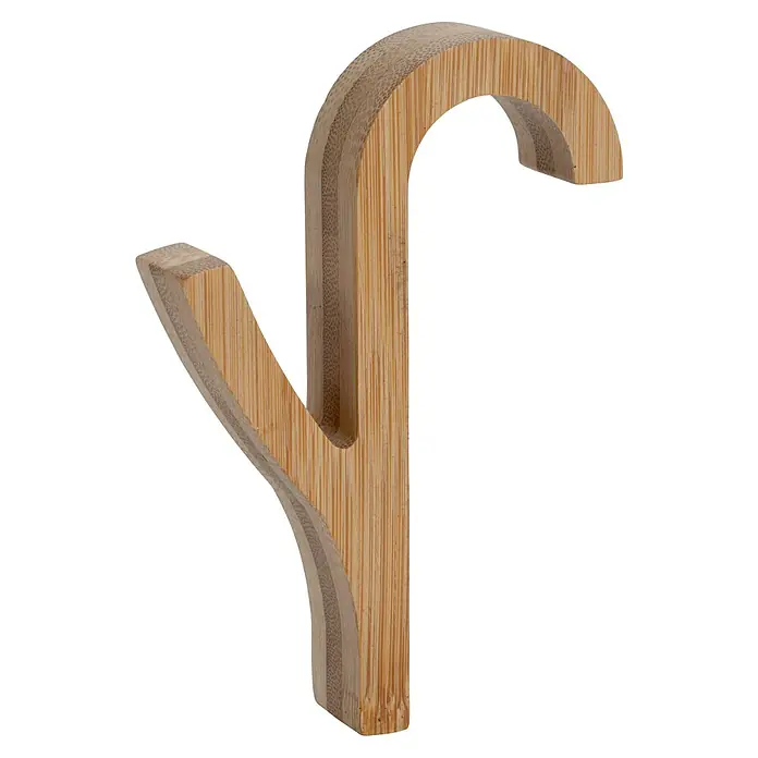 Wenko Badheizkörper-Handtuchhaken - L x H: 7 x 10,5 cm, 2 Stk. - Nahaufnahme einer hölzernen Wandgarderobe mit zwei Haken, die eine natürliche und minimalistische Ästhetik für die Aufbewahrung bietet.