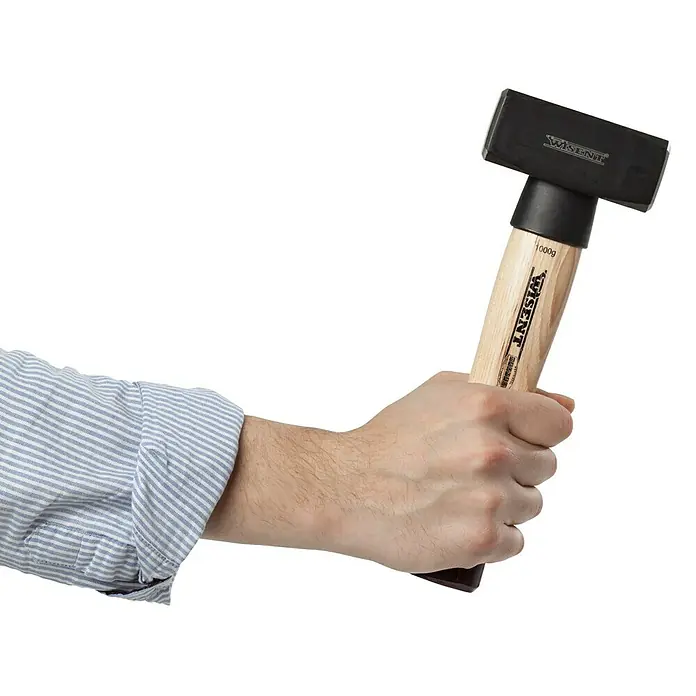 Wisent Mazo - 1.000 g, Acero, Mango de madera - Una mano sostiene una maza WISENT con mango de madera, ideal para tareas pesadas y proyectos de bricolaje.