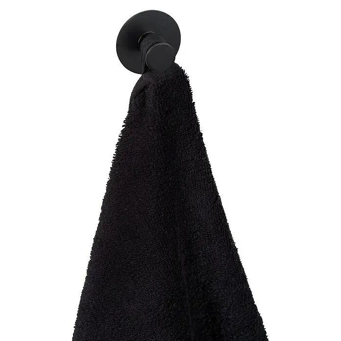 Wenko Klebehaken - L x H: 3,3 x 5 cm, Anzahl Haken: 1 Stk. - Ein schwarzes Handtuch hängt an einem mattschwarzen Handtuchhaken vor einem schwarzen Hintergrund.