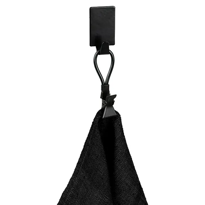 Wenko Klebehaken - L x H: 1,5 x 3,4 cm, 4 Stk. - Ein schwarzer, zusammengedrückter Stoff hängt an einem schwarzen Haken, der an der Wand befestigt ist. Elegantes und minimalistisches Design.