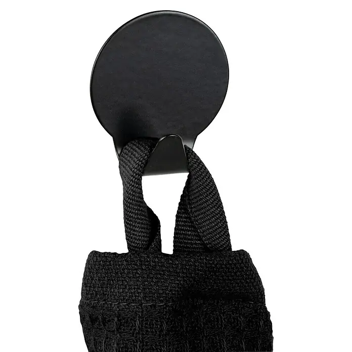 Wenko Klebehaken - L x H: 2 x 3,7 cm, 2 Stk. - Nahaufnahme eines schwarzen Handtuchhalters mit einem schwarzen Handtuch daran, der ein elegantes und modernes Design für die Küche bietet.