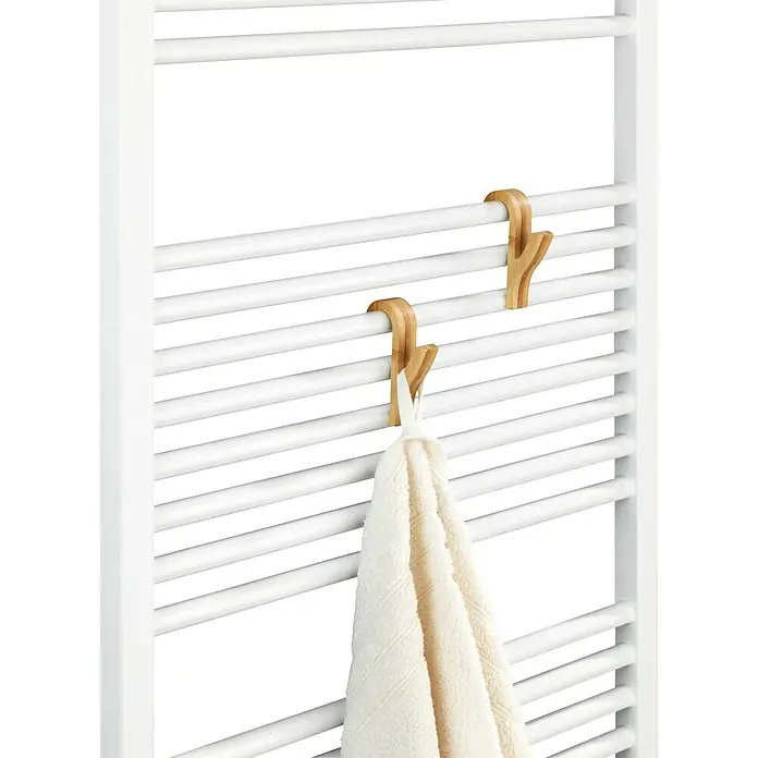 Wenko Badheizkörper-Handtuchhaken - L x H: 7 x 10,5 cm, 2 Stk. - Ein weißer Handtuchwärmer mit hellem Handtuch und zwei Holzhaken ist zu sehen. Das elegante Design ist perfekt für moderne Badezimmer.