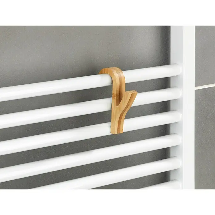 Wenko Badheizkörper-Handtuchhaken - L x H: 7 x 10,5 cm, 2 Stk. - Holzhaken hängt an einem weißen Heizkörper. Der Haken ist aus hellem Holz und hat eine natürliche Astform, ideal für Badaccessoires.