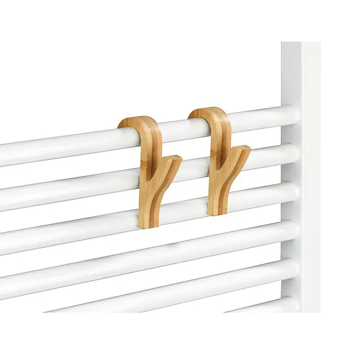 Wenko Badheizkörper-Handtuchhaken - L x H: 7 x 10,5 cm, 2 Stk. - Zwei helle Holzhaken hängen an einem weißen Handtuchwärmer. Die Haken bieten zusätzlichen Platz zum Aufhängen von Handtüchern oder Bademänteln.
