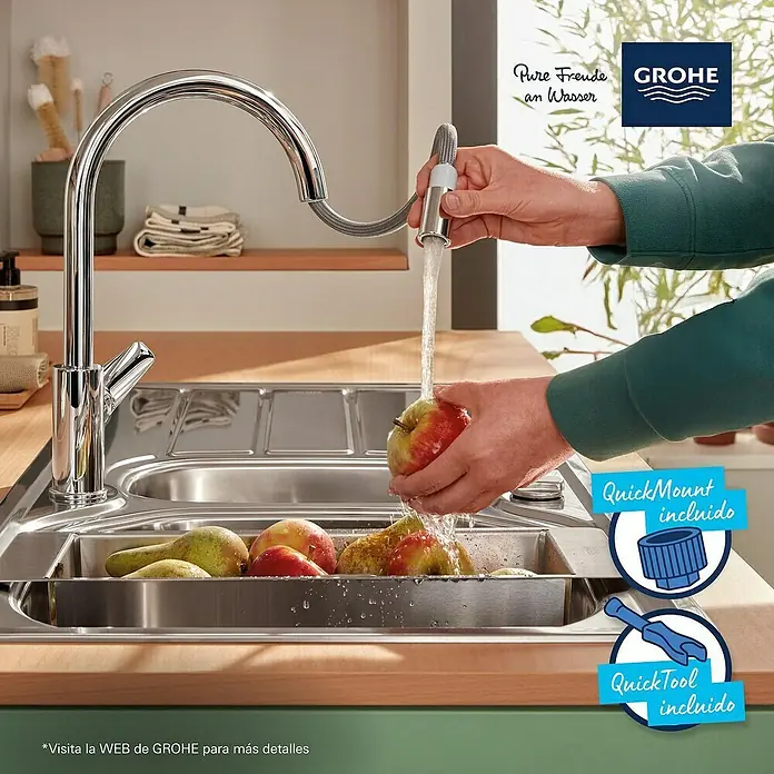Grohe Grifo de cocina Start Edge - Cromo, Brillante - Primer plano de un grifo de cocina GROHE lavando manzanas, destacando la precisión y la comodidad en la cocina.