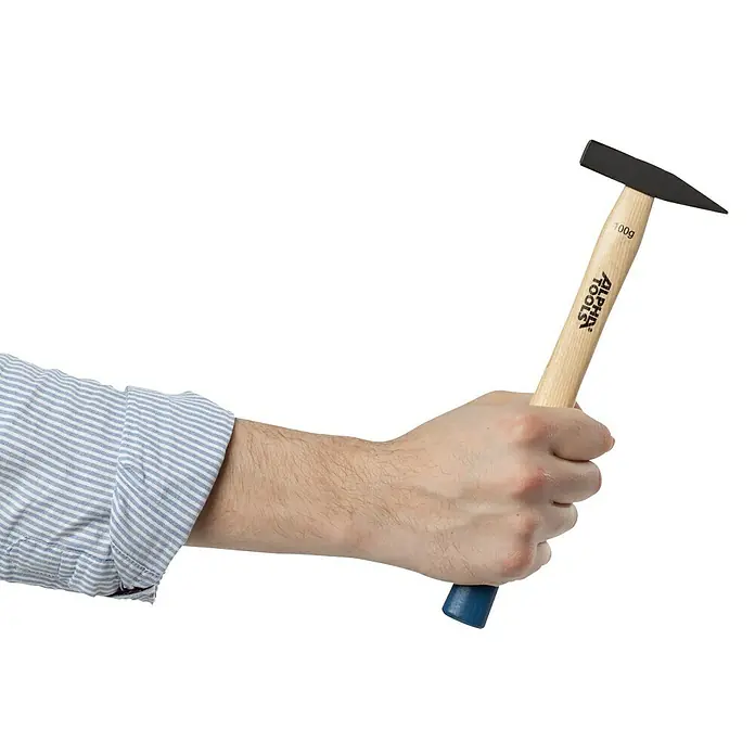 Alpha Tools Schlosserhammer - 100 g, Eschenholz - Nahaufnahme einer Hand, die einen 100g Schlosserhammer mit Holzgriff der Marke Alpha Tools hält.