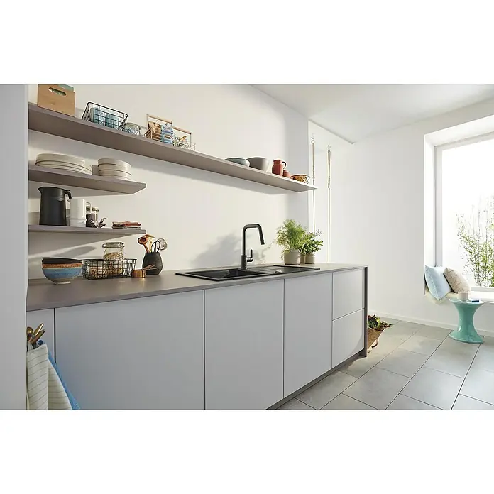 Grohe Grifo de cocina Start - Negro, Mate - Cocina moderna con armarios grises, un fregadero y grifo negros, y estantes abiertos que muestran platos y utensilios de cocina.