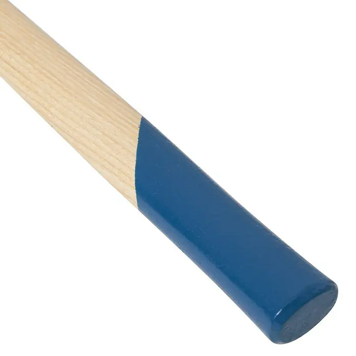Alpha Tools Schlosserhammer - 100 g, Eschenholz - Nahaufnahme eines Axtstiels aus Holz mit blau lackiertem Griffbereich für besseren Halt und Stabilität bei der Arbeit.