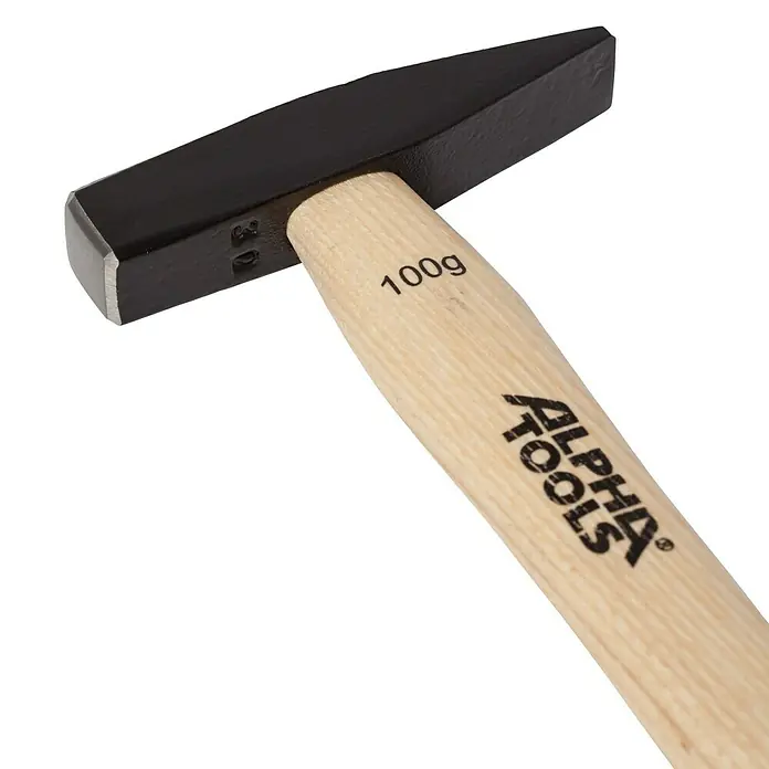 Alpha Tools Schlosserhammer - 100 g, Eschenholz - Nahaufnahme eines Schlosserhammers von ALPHA TOOLS mit Holzgriff und schwarzem Kopf.