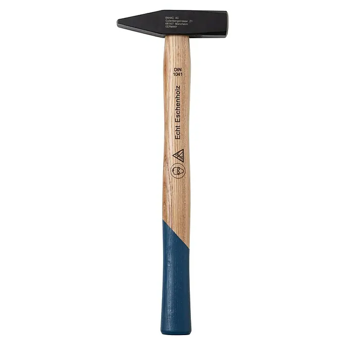Alpha Tools Schlosserhammer - 300 g, Eschenholz - Ein Zimmermannshammer mit einem schwarzen Kopf und einem hölzernen Stiel, dessen unteres Ende blau bemalt ist.