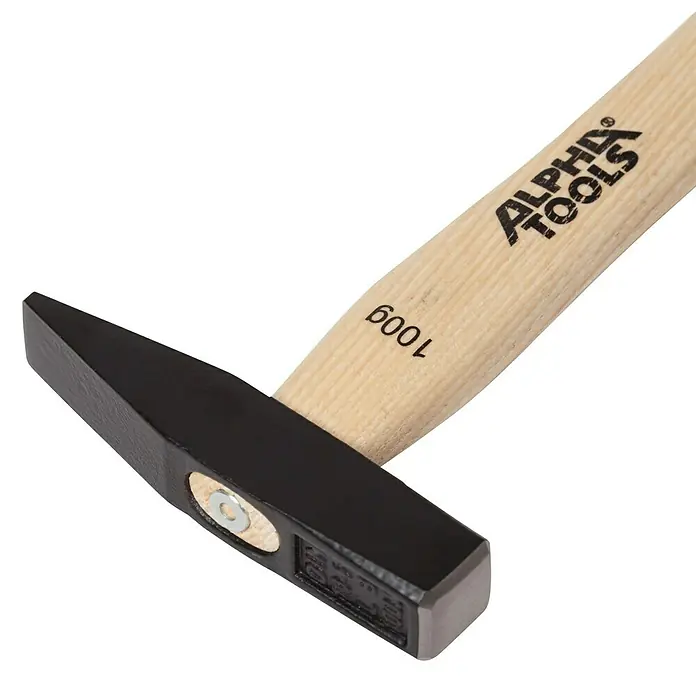 Alpha Tools Schlosserhammer - 100 g, Eschenholz - Nahaufnahme eines Alphina-Tools-Hammers mit schwarzem Kopf und Holzgriff.