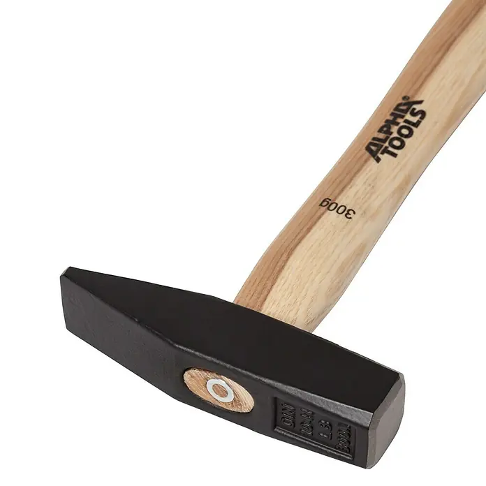 Alpha Tools Schlosserhammer - 300 g, Eschenholz - Nahaufnahme eines Schlosserhammers von Alpha Tools mit schwarzem Kopf und hellem Holzgriff.