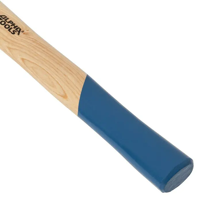 Alpha Tools Martillo de cerrajero - 1.000 g, Acero - Primer plano del mango de madera de un martillo, acentuado con una banda de pintura azul.