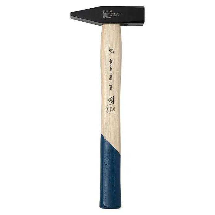 Alpha Tools Schlosserhammer - 500 g, Eschenholz - Ein Zimmermannshammer mit schwarzem Kopf und blau-braunem Holzgriff. Ideal für Schreinerarbeiten und Heimwerkerprojekte.