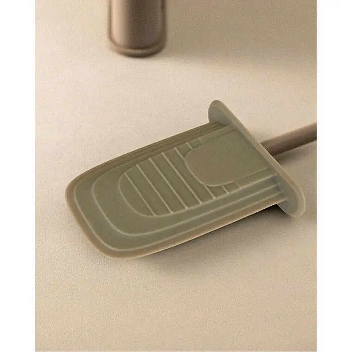 Cosmic Escobillero de suelo y pared Slim - Silicona, Negro - Primer plano de una espátula de cocina gris con superficie acanalada y mango. Una herramienta imprescindible para todo cocinero.