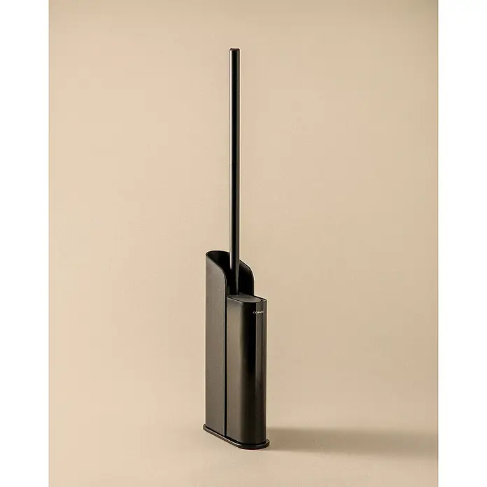 Cosmic Escobillero de suelo y pared Slim - Silicona, Negro - Escobilla de baño negra con soporte. Su diseño elegante complementa los baños modernos.