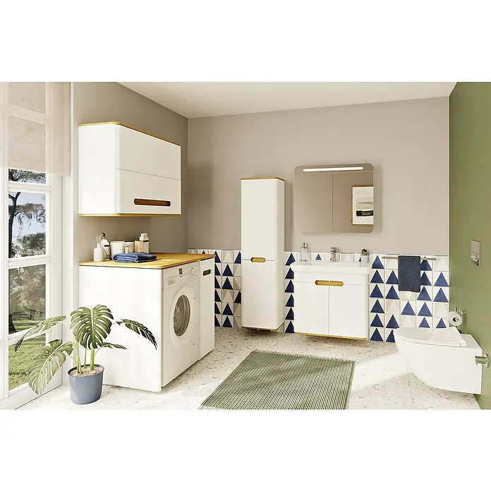 VitrA Sento Hängeschrank - B x T x H: 105 x 34,5 x 70 cm, Weiß - Badezimmer-Interieur mit Waschmaschine, Schrank, Spiegel und Toilette in Weiß und Holzoptik. Der Raum ist hell und modern gestaltet.