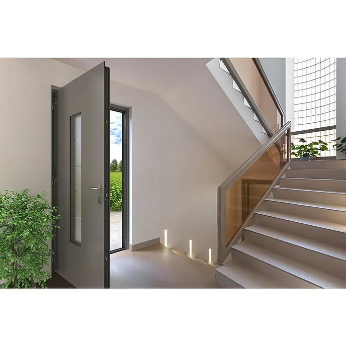 Portofino Haustür Basico 90 - 110 x 210 cm, DIN Anschlag: Links - Eingangsbereich mit grauer Tür und Treppe mit Glasgeländer. Die offene Tür gibt den Blick auf den Garten frei, während das Treppenhaus hell erleuchtet ist.
