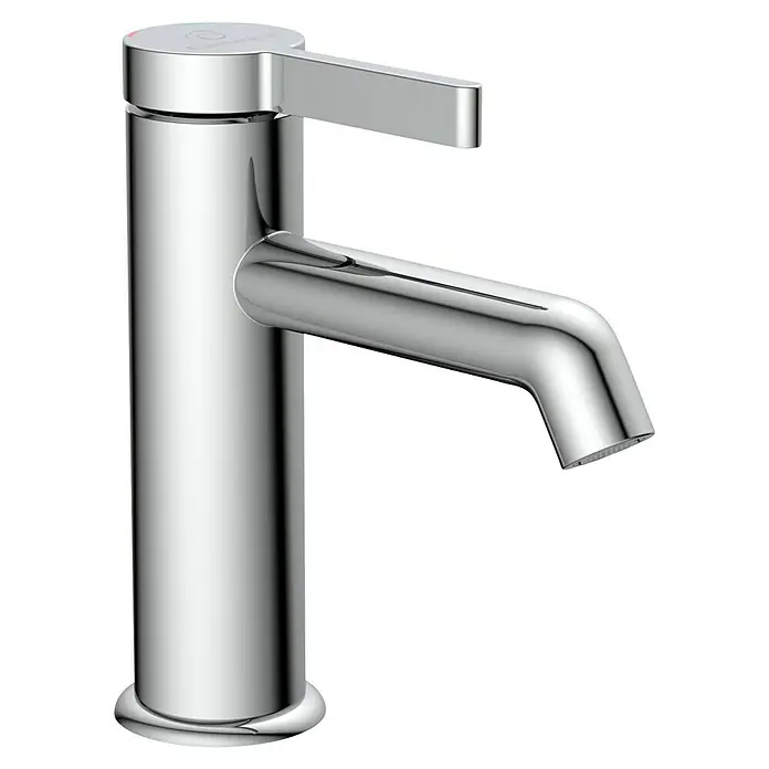 Camargue Waschtischarmatur Signo - Chrom, Glänzend - Nahaufnahme eines modernen, verchromten Wasserhahns, der ein elegantes und minimalistisches Design aufweist und für Badezimmer geeignet ist.