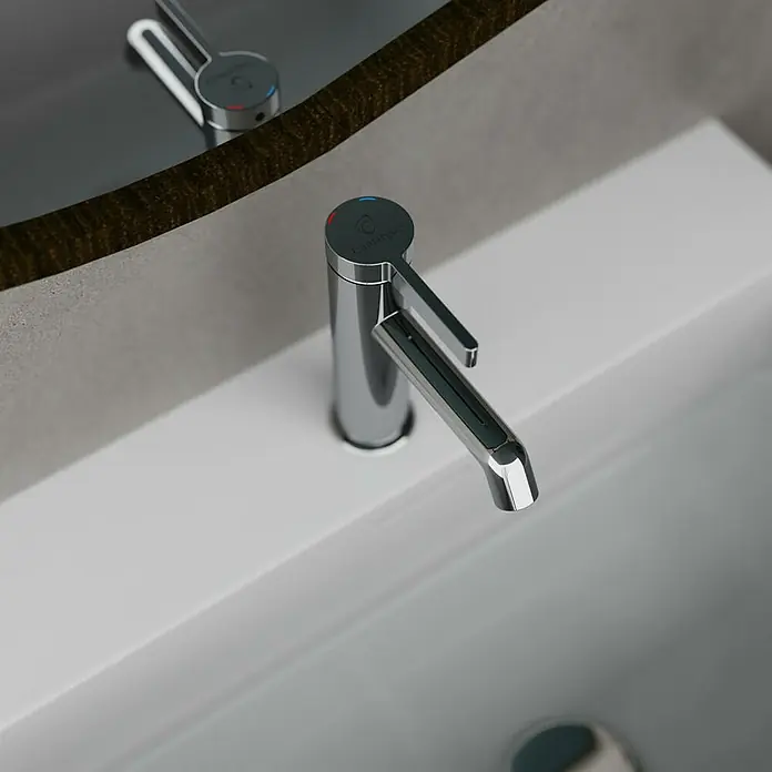 Camargue Waschtischarmatur Signo - Chrom, Glänzend - Nahaufnahme eines modernen Chromwasserhahns auf einem weißen Waschbecken, stilvoll und funktional gestaltet.